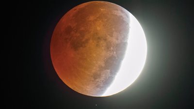 لا يُرى في مصر.. كواليس أطول خسوف للقمر 