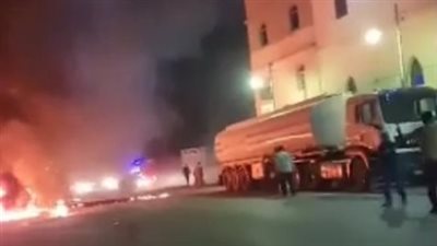 السيطرة على حريق في معرض سيارات بجوار محطة وقود بالدقهلية (صور)