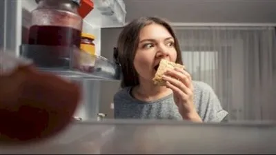 خبيرة تغذية تحذر: ممنوع تناول الطعام بعد السابعة مساء لهذا السبب (فيديو)