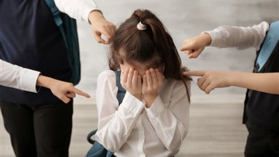 طبيب نفسي: مصادر التنمر الأساسية من الكبار وليس الصغار