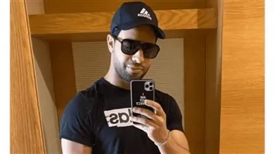 بإطلالة كاجوال.. أحمد جمال يغازل جمهوره ومحبيه