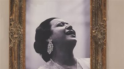 شعوب العالم تتجمهر حول عازفي التخت العربي الشرقي في البوليفارد