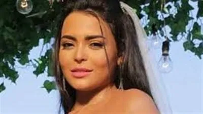 أسماء جلال تهنيء منى زكى بمناسبة عيد ميلادها