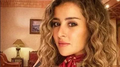 بـ سكارف أحمر.. عائشة بن أحمد تخطف أنظار متابعيها 