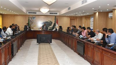 محافظ الفيوم يتابع آليات رصف الطريق السياحي لبحيرة قارون