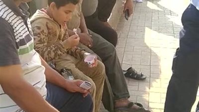 شاهد.. ولي أمر تلميذ مصاب بكفر الشيخ: العشرات تسمموا والمدرسة أنكرت والمدير احتجزهم