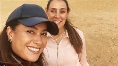 بهذة الطريقة.. هند صبرى تروج للسياحة من داخل الأهرامات