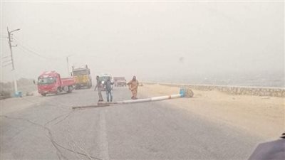 رياح شديدة تسقط أعمدة الإنارة بطريق بحيرة قارون بالفيوم 