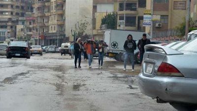 أمطار غزيرة على شوارع القاهرة والجيزة (فيديو)