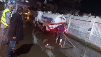 تواصل أعمال كسح مياه الأمطار من شوارع البحيرة (صور)