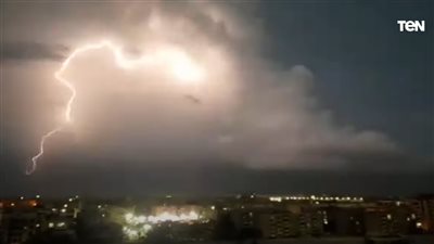 مشهد مرعب يحبس الأنفاس.. البرق يضرب سماء الإسماعيلية (فيديو)