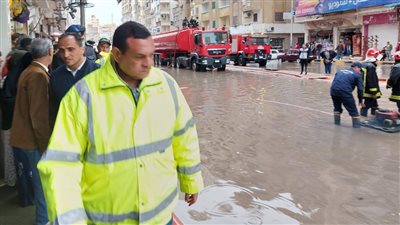 محافظ البحيرة يتفقد أعمال رفع مياه الأمطار بنفق شبرا بدمنهور (صور)