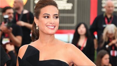 سلمى أبو ضيف تهنئ هند صبري بعيد ميلادها