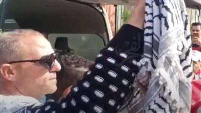 مواطن يودع جثمان سهير البابلي بكوفيه فلسطين في جنازتها بمسجد الشرطة (فيديو)