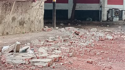 انهيار بلكونة منزل بسبب غزارة الأمطار بدمنهور (صور)