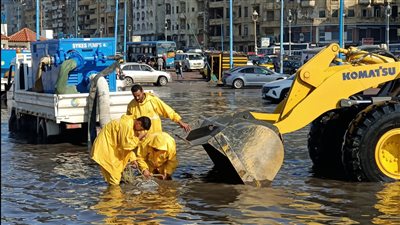 الانتهاء من رفع تراكمات مياه الأمطار بغالبية مناطق الإسكندرية (فيديو وصور)