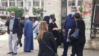 انهيار تيسير فهمي خلال إلقاءها النظرة الأخيرة على شقيقها