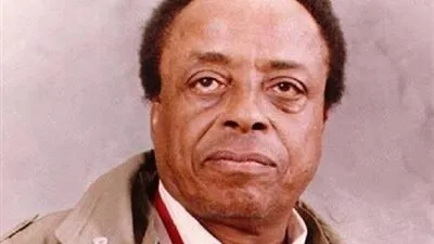 بلاده أسقطت جنسيته واحتضنه القذافي.. معلومات مهمة عن الشاعر محمد الفيتوري الذي احتفل به 