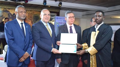 وزير الري يكرم 22 من المتدربين الصوماليين