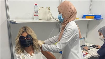 بوسي شلبي تحصل على الجرعة الثالثة من لقاح كورونا