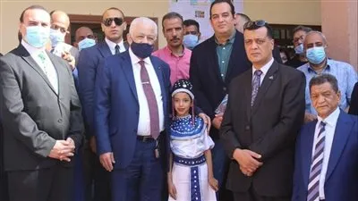 وزير التعليم يتفقد سير العملية التعليمية بمدرسة وادي الملكات بالأقصر (صور)