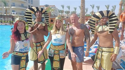 بالزي الفرعوني وعلم مصر.. سياح الغردقة يحتفلون بافتتاح طريق الكباش (صور)