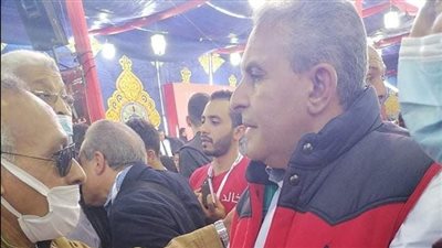 طاهر أبو زيد يدلي بصوته في انتخابات النادي الأهلي 