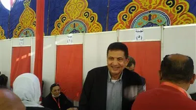 مصطفي عبده يدلى بصوته فى انتخابات النادى الأهلى