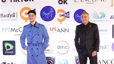 محمد حفظي على ريد كاربت مهرجان القاهرة السينمائي وبيج زي بإطلالة غريبة 