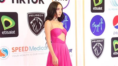 بفستان مفتوح من البطن.. سلمى أبو ضيف تبرز أنوثتها بحفل افتتاح القاهرة السينمائي