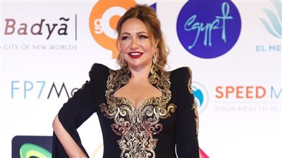 بجمبسوت سوداء.. ليلى علوي تخطف الأنظار بحفل افتتاح مهرجان القاهرة السينمائي (صور)