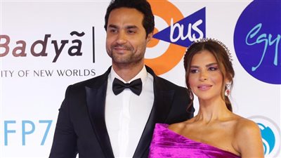 كريم فهمي وزوجته يخطفان الأنظار على ريد كاربت مهرجان القاهرة السينمائي