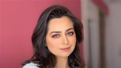 هبة مجدي تتألق في حفل افتتاح مهرجان القاهره السينمائي بإطلالة سوداء (صور)