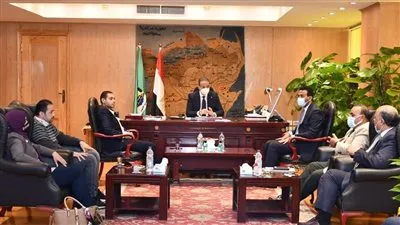 محافظ الفيوم يناقش تحديات وآليات التوسع في إنتاج مناحل العسل