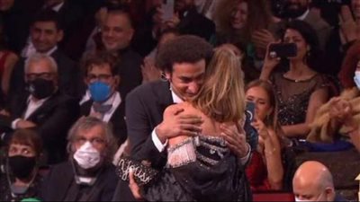 على ربيع يلتقط صورة مع يسرا وليلي علوى وإلهام شاهين في مهرجان القاهرة السينمائي