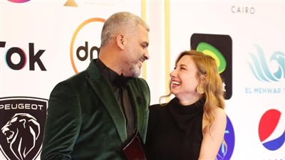 الظهور الأول لهاني عادل مع زوجته في مهرجان 