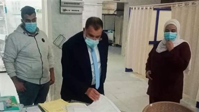 وكيل وزارة الصحة بالسويس يفاجئ موظفي المستشفى العام بجولة تفقدية