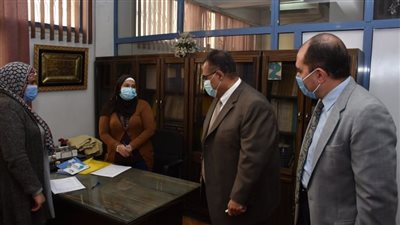 نائب رئيس جامعة عين شمس يتفقد اللجان الانتخابية للاتحادات الطلابية