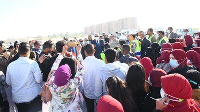 محافظ قنا يصطحب طلاب وتلاميذ المدارس لمشاهدة إنجازات 