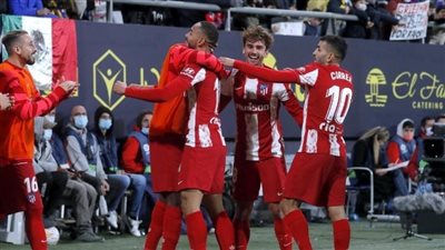 أتلتيكو مدريد يهزم قادش ويقفز لوصافة الليجا 