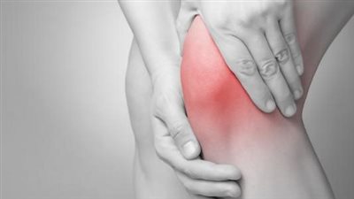 شاهد.. عادات خاطئة تسبب آلام بعظام الركبة والعمود الفقري وزيادة الخشونة