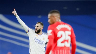 بنزيما ينافس محمد صلاح على رقم جديد