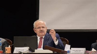رئيس جامعة القاهرة يستعرض إجراءات ترشيد الإنفاق والحد من تفشي كورونا 