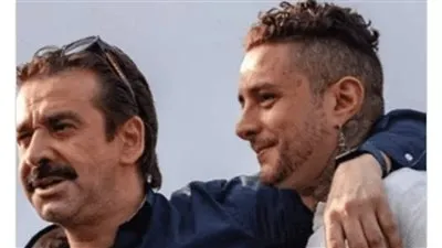 أحمد الفيشاوي يهنيء كريم عبد العزيز بتكريمه في مهرجان القاهرة السينمائي