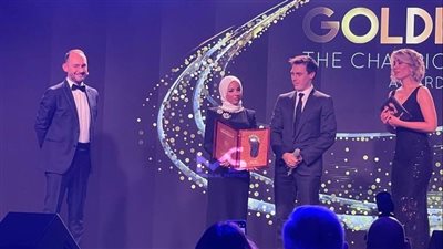 مشهد رائع.. زوجة محمد صلاح تتسلم جائزة القدم الذهبية في حضوره (فيديو)