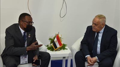  مباحثات بين رئيس العربية للتصنيع ووزير دفاع رواندا على هامش إيديكس 2021