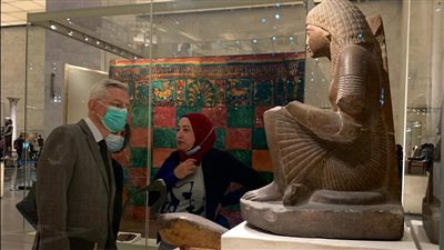 السفير الفرنسي بالقاهرة يسجل إعجابه بأسلوب عرض آثار متحف الحضارة بالفسطاط