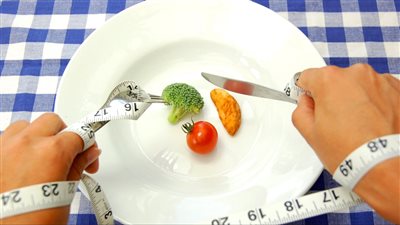 استشاري يحذر من الرجيم القاسي: يزيد تدهن الكبد (فيديو)