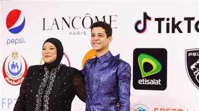 والدة أحمد داش تدعمه في العرض الخاص لفيلمه 