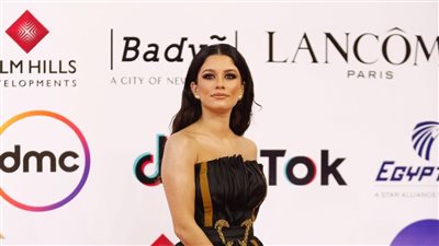 سينتيا خليفة بإطلالة مثيرة في خامس أيام مهرجان 